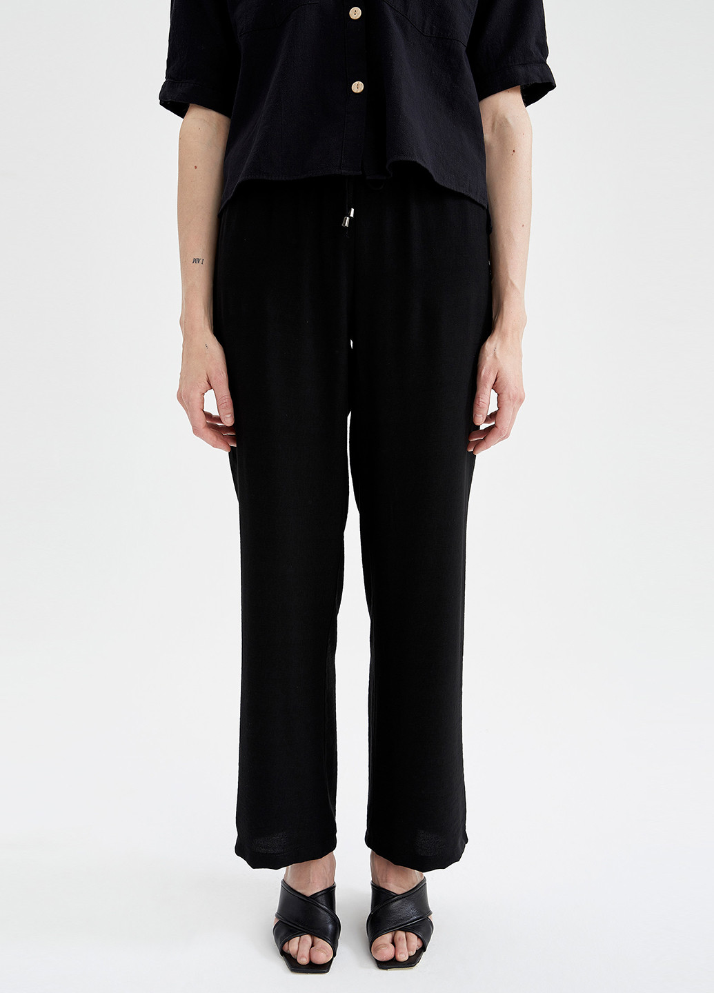 Черные кэжуал демисезонные укороченные, прямые брюки DeFacto