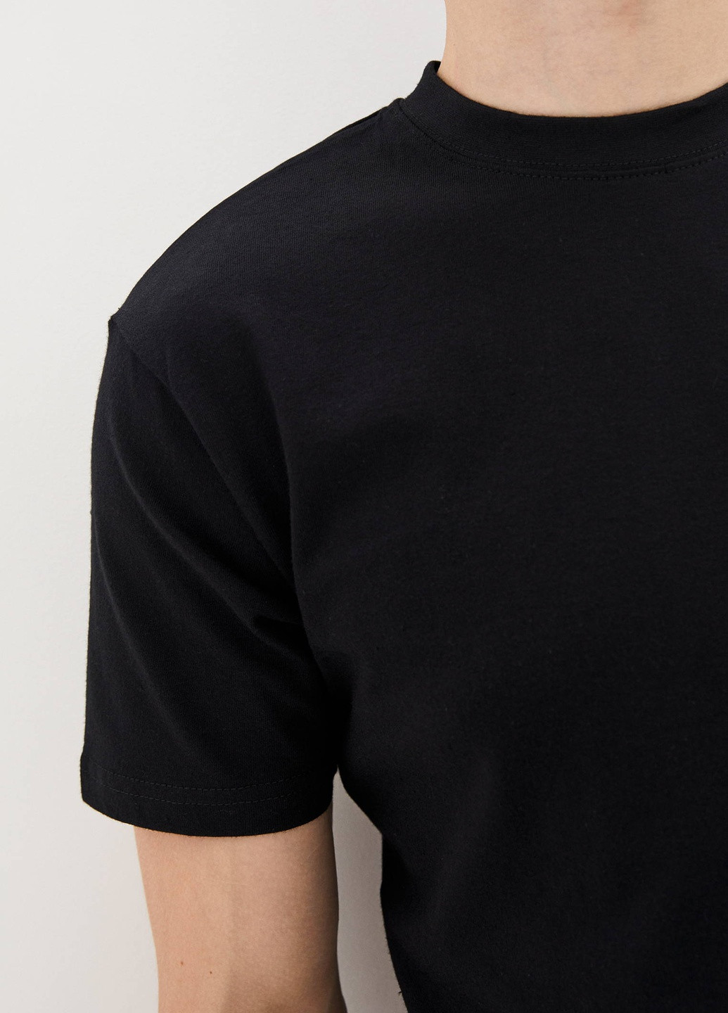 Черная летняя футболка мужская базовая с коротким рукавом Роза