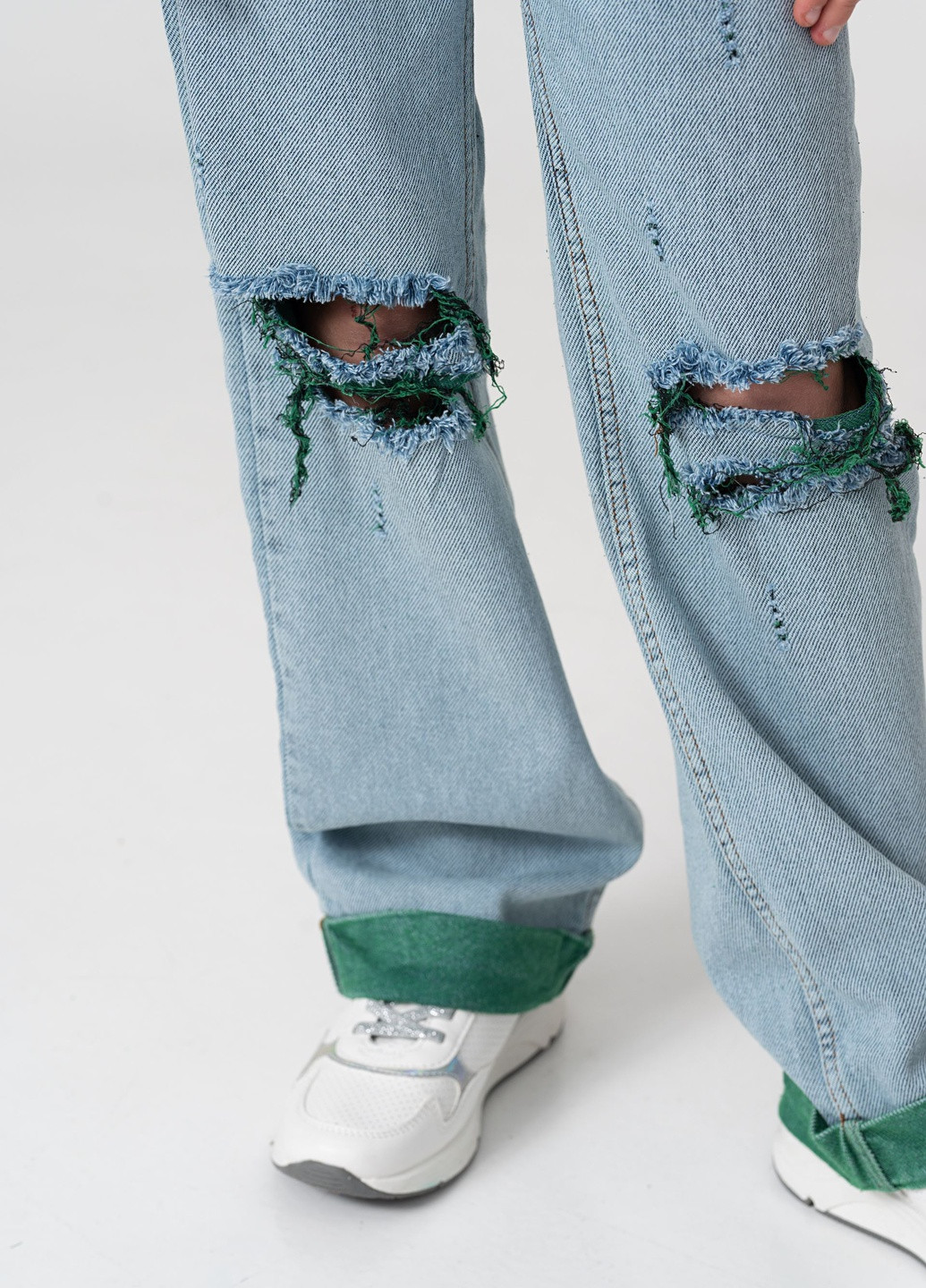 Светло-голубые демисезонные клеш джинсы с дырками и зелеными отстрочками Yumster