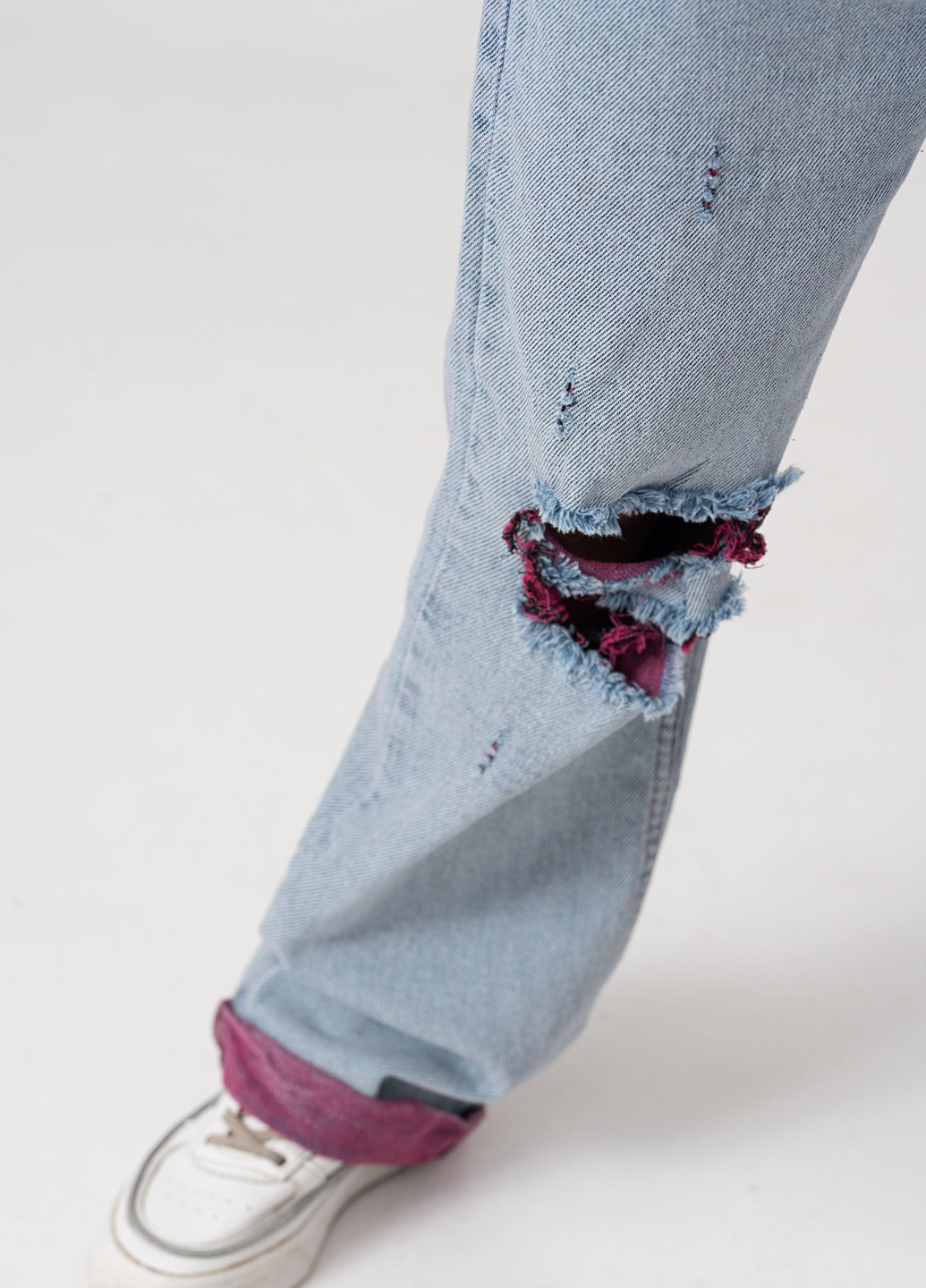 Светло-голубые демисезонные клеш джинсы с дырками и розовыми отстрочками Yumster