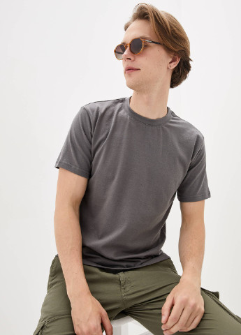 Серая летняя футболка мужская базовая с коротким рукавом Роза